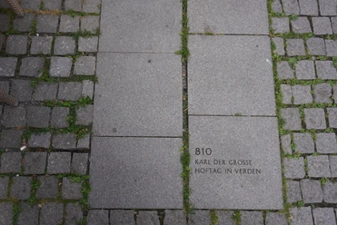 Zeitstrahl Fußgängerzone Verden Gedenkstein in Verden erinnert an das Jahr 810, als Karl der Große einen Hoftag dort abhielt.