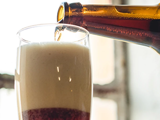 Mjels-Bryghus-Pouring-a-beer