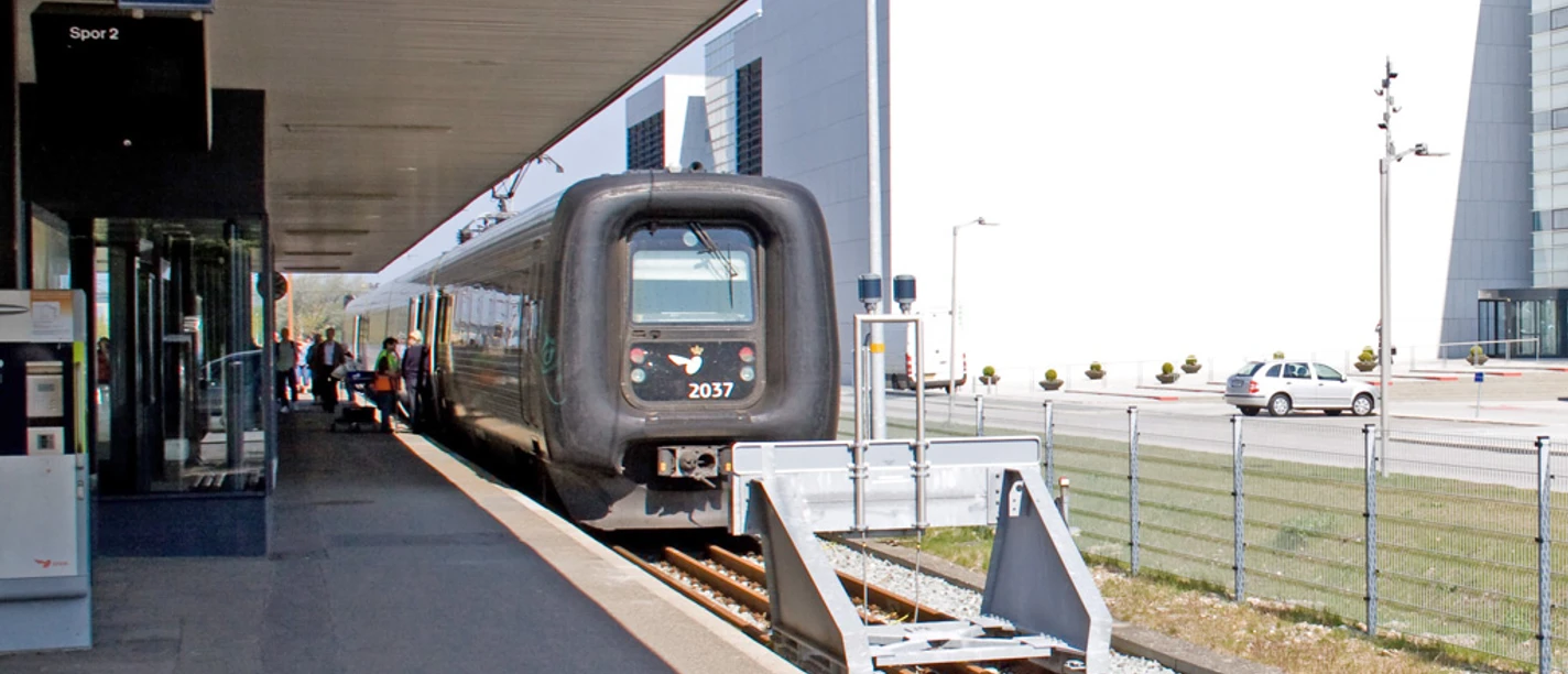 Tog_passagere_Alsion_togstationen2