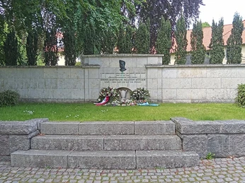 Mindemur-for-Paludan-Müller-og-blomster-i-Gråsten