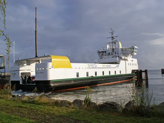 Ellen-Danmarks-første-elfærge-i-Fynshav-Havn