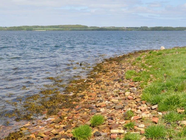 Teglsten på stranden ved Nybøl Nor