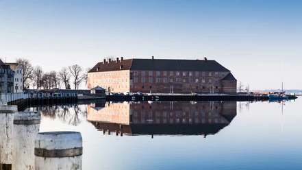 Sønderborg-Slot-spejler-sig-i-havnen