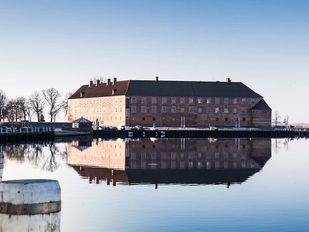Sønderborg-Slot-spejler-sig-i-havnen