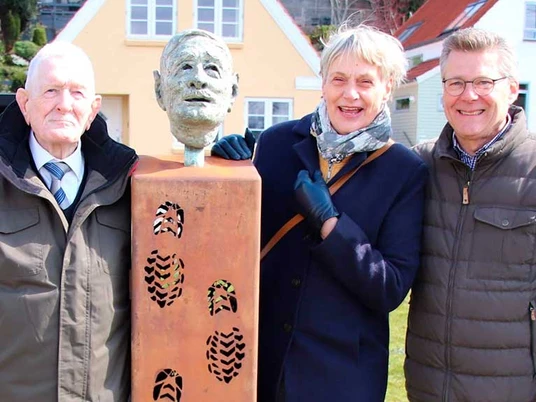 A.P.Hansen-statue-indvies