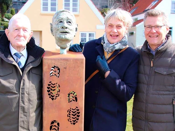 A.P.Hansen-statue-indvies