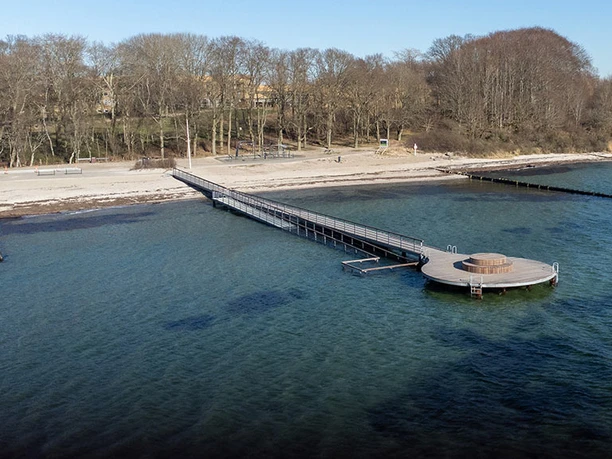 Handicap-bro-ved-den-sorte_badestrand-i-Sønderborg