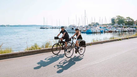 Par-cykler-ved-Kalvø-Lystbådehavn-credit-Destination-Sønderjylland