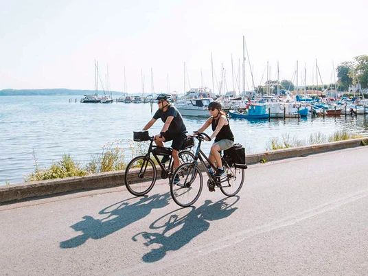 Par-cykler-ved-Kalvø-Lystbådehavn-credit-Destination-Sønderjylland