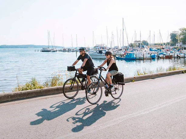 Par-cykler-ved-Kalvø-Lystbådehavn-credit-Destination-Sønderjylland