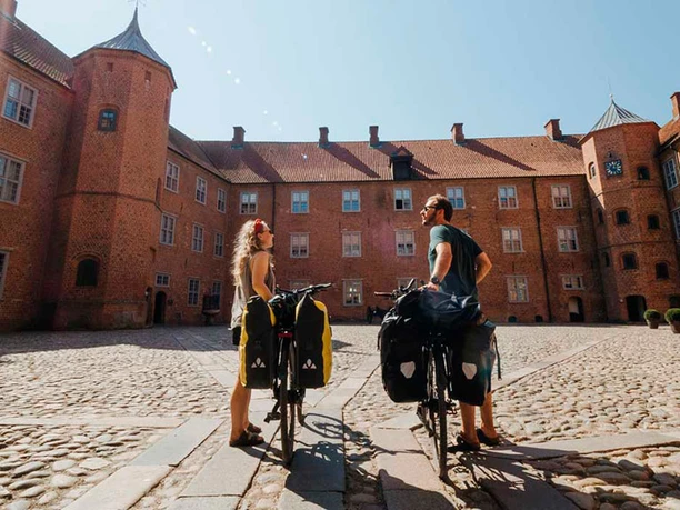 Par-med-cykler-i-gården-ved-Sønderborg-Slot-credit-Daniel-Villadsen
