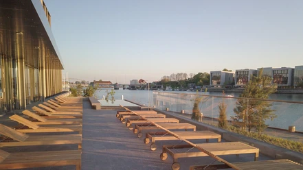 Alsik Nordisk Spa & Wellness - solstole ved havnefront