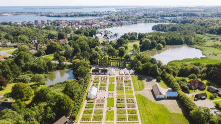 Den-Kongelige-køkkenhave-med-Gråsten-Slot-i-baggrunden