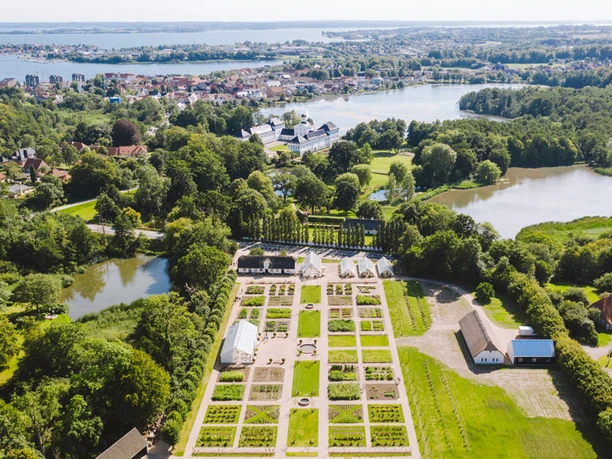 Den-Kongelige-køkkenhave-med-Gråsten-Slot-i-baggrunden
