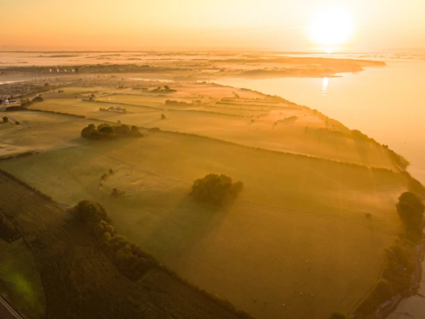 Morgensol-over-tågedis-på-Dybbøl-Banke