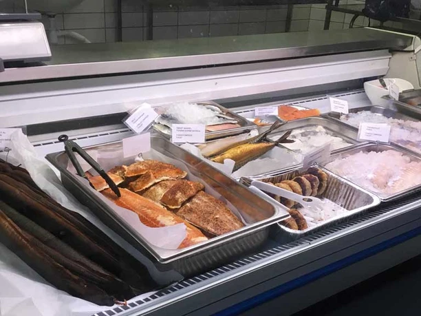 Leif-Due-Frisk-Fisk-Butiksdisk-med-laekkerrier