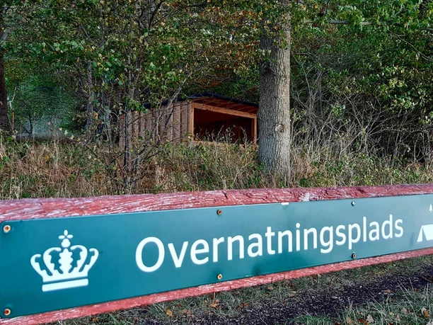 Augustenborg-Skov-shelter-og-skilt Augustenborg-Skov-shelter-og-skilt