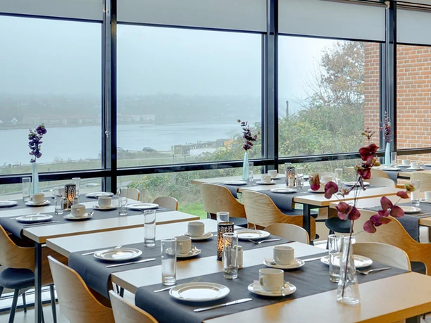 HOTEL-Sønderborg-Kaserne-morgenmadsrestaurant-med-udsigt-til-Als-Sund HOTEL-Sønderborg-Kaserne-morgenmadsrestaurant-med-udsigt-til-Als-Sund