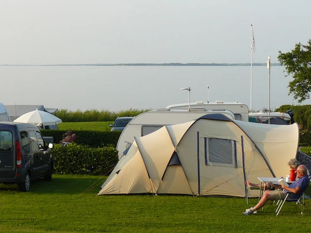 Lillebælt_Camping-par-nyder-solen Lillebælt_Camping-par-nyder-solen