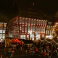 Einbecker Weihnachtsdorf Weihnachtsmarkt auf dem Einbecker Marktplatz am Abend.Christmas market on the Einbeck market square in the evening.Julemarked på torvet i Einbeck om aftenen.Kerstmarkt op het marktplein van Einbeck in de avond.