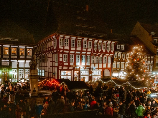 Einbecker Weihnachtsdorf Weihnachtsmarkt auf dem Einbecker Marktplatz am Abend.Christmas market on the Einbeck market square in the evening.Julemarked på torvet i Einbeck om aftenen.Kerstmarkt op het marktplein van Einbeck in de avond.