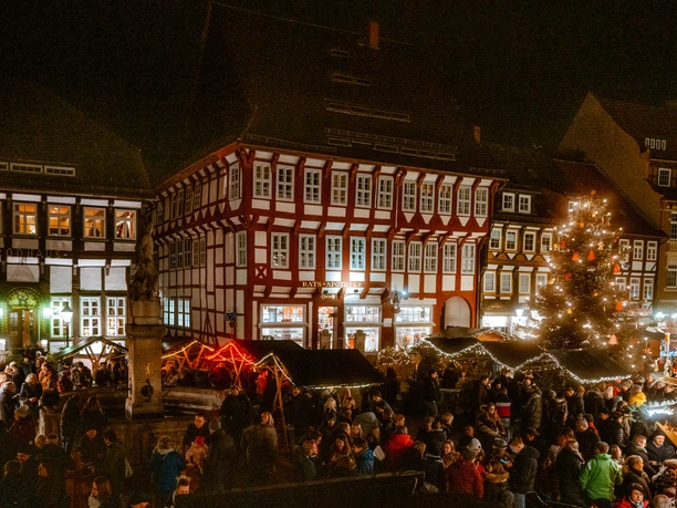 Einbecker Weihnachtsdorf Weihnachtsmarkt auf dem Einbecker Marktplatz am Abend.