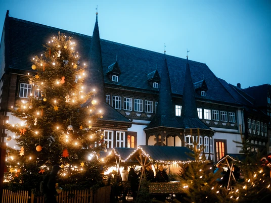 Weihnachtsdorf in Einbeck Einbecker Weihnachtsdorf mit dem Alten Rathaus als Kulisse.Einbeck Christmas Village with the Old Town Hall as a backdrop.Einbecks juleby med det gamle rådhus som baggrund.Kerstdorp Einbeck met het oude stadhuis op de achtergrond.