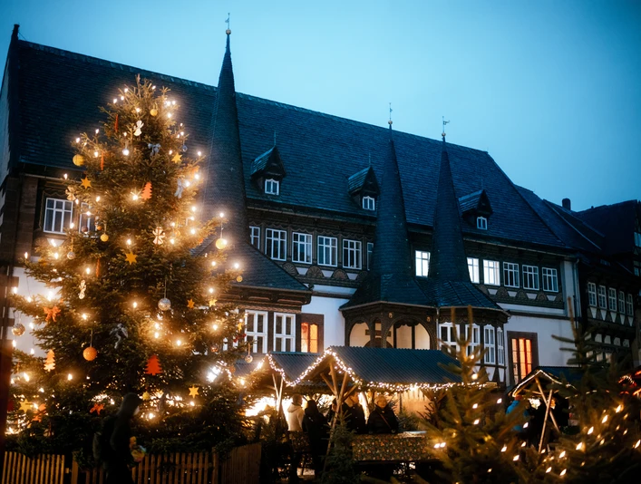 Weihnachtsdorf in Einbeck Einbecker Weihnachtsdorf mit dem Alten Rathaus als Kulisse.Einbeck Christmas Village with the Old Town Hall as a backdrop.Einbecks juleby med det gamle rådhus som baggrund.Kerstdorp Einbeck met het oude stadhuis op de achtergrond.