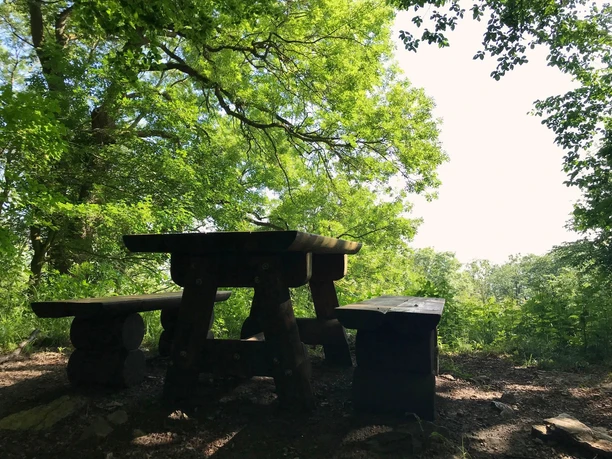 Rastplatz auf dem Gipfel des Schönebergs