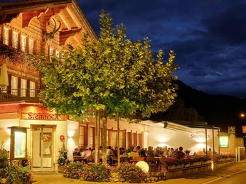 hotel-steinbock-brienz-aussenansicht-abend-licht.jpg