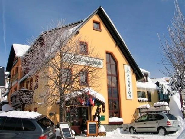 Hausansicht im Winter
