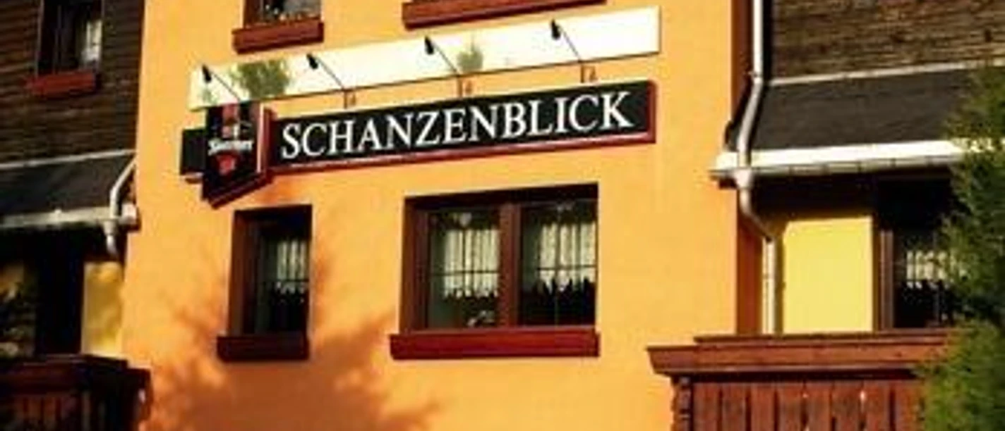 Hausansicht im Sommer