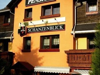 Hausansicht im Sommer