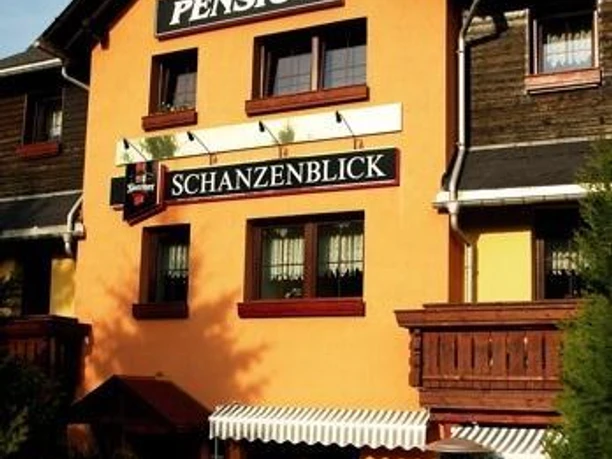 Hausansicht im Sommer