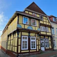 Bürgerhaus 1561 Fachwerkhaus mit gelber Fassade und blauen Akzenten, historisch und prägend für die Straße.