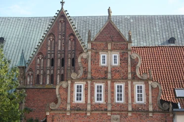Brick Gothic with ornate gables and finely detailed stone façades characterize the image of Verden Cathedral.