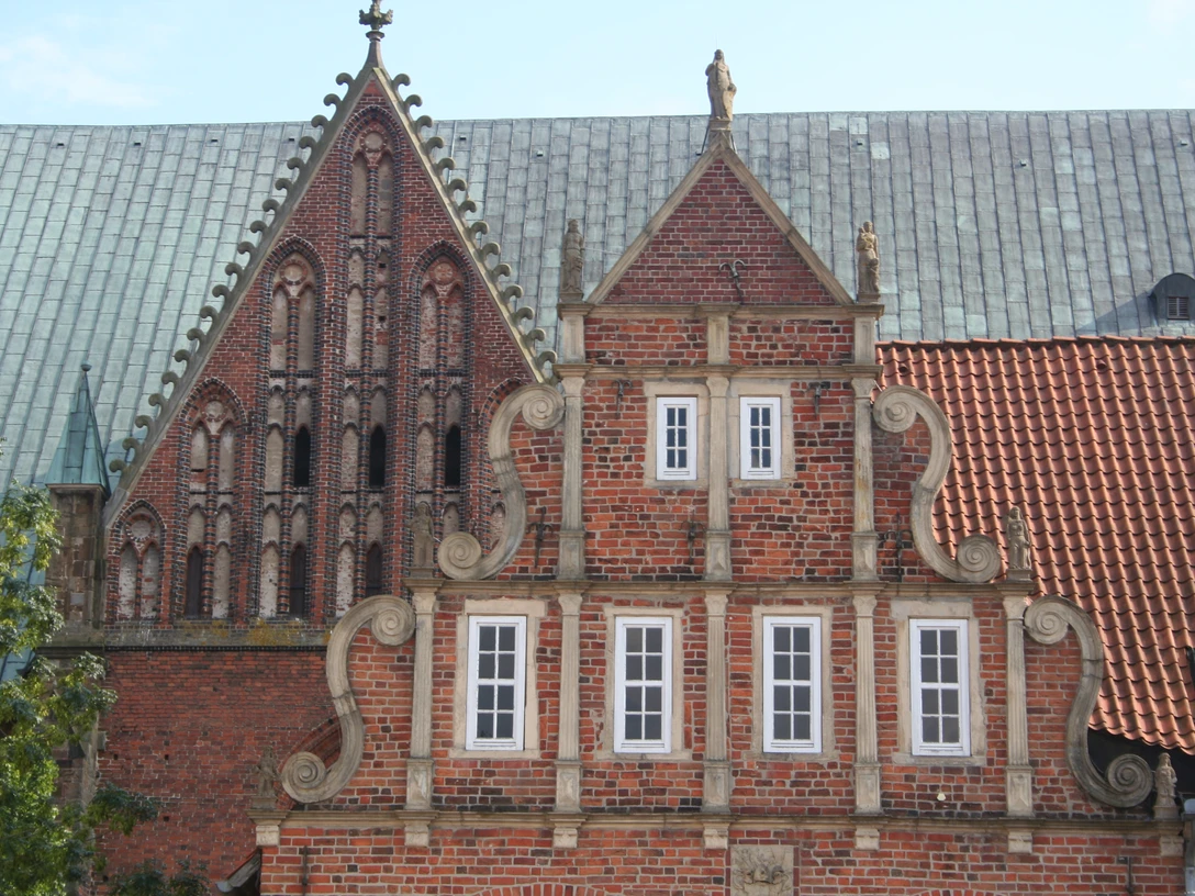 Backsteingotik mit verzierten Giebeln und fein detaillierten Steinfassaden prägt das Bild des Dom Verden.