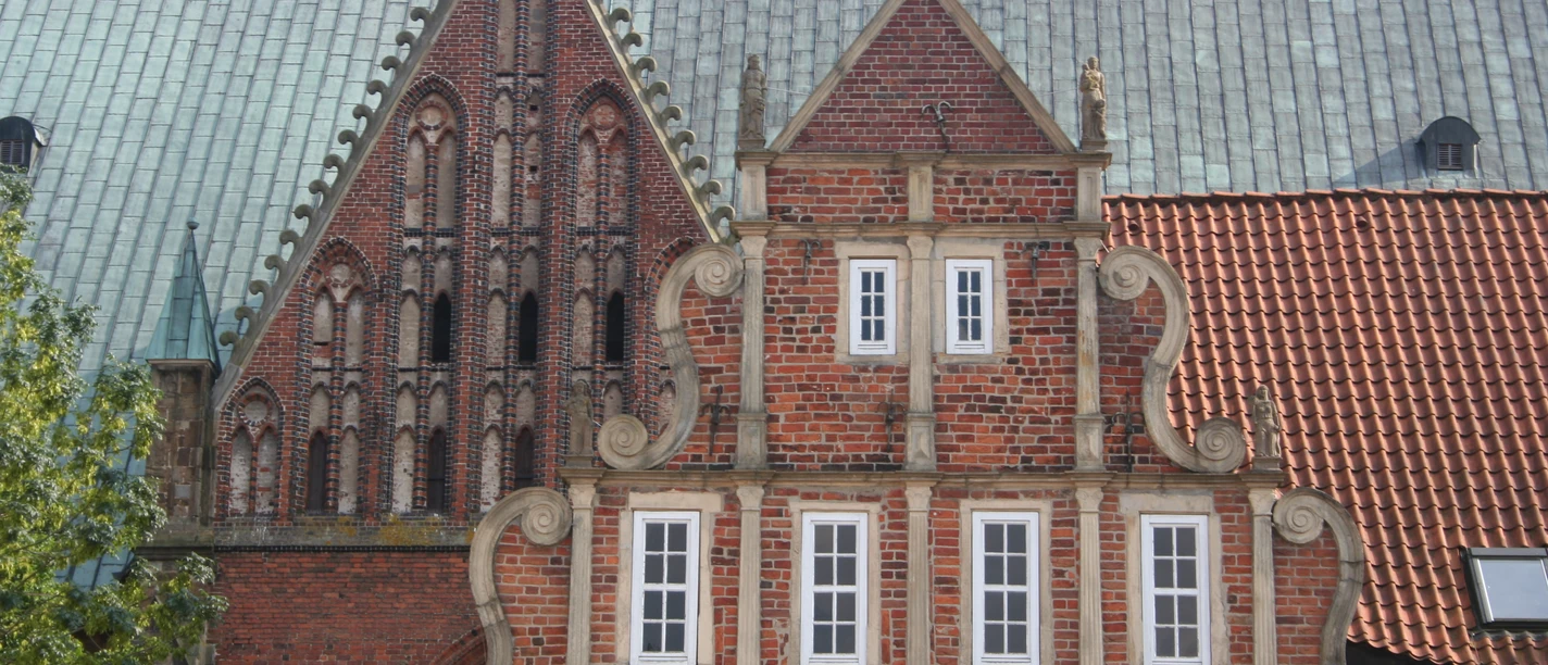 Brick Gothic with ornate gables and finely detailed stone façades characterize the image of Verden Cathedral.