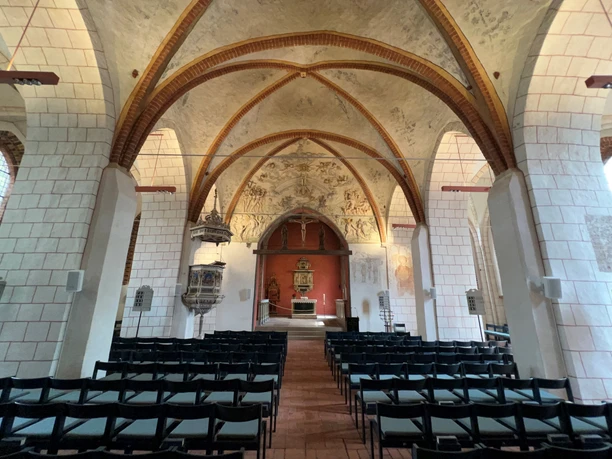 St. Johanniskirche Verden Sakraler Innenraum mit beeindruckenden Deckengewölben, Buntglasfenstern und kunstvollen Verzierungen.