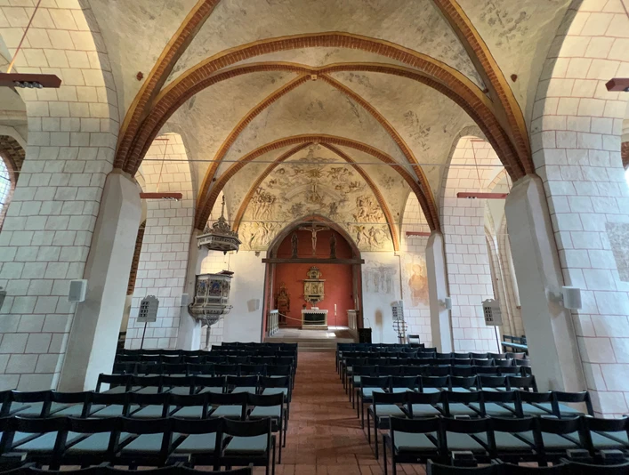 St. Johanniskirche Verden Sakraler Innenraum mit beeindruckenden Deckengewölben, Buntglasfenstern und kunstvollen Verzierungen.