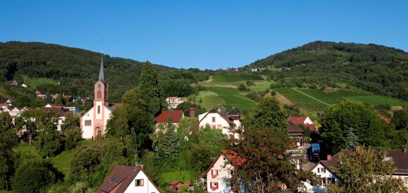 Ortsbild_Kirche_SWB_Sommer