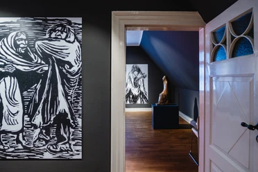 Ernst_Barlach_Museum_innen3 Innenraum des Ernst Barlach Museums mit Kunstwerken an den Wänden