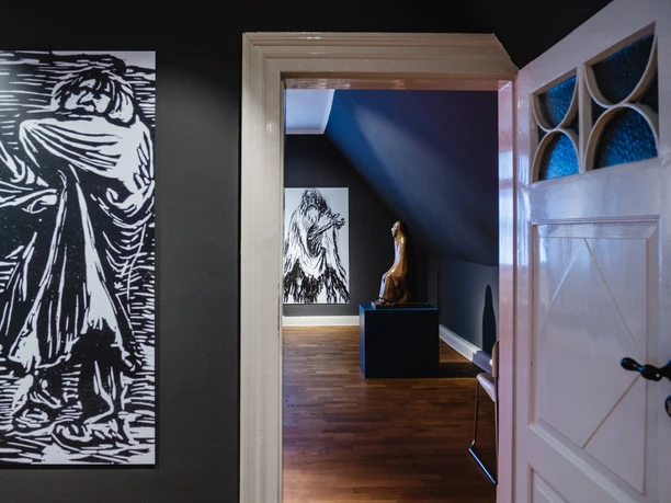 Ernst_Barlach_Museum_innen3 Innenraum des Ernst Barlach Museums mit Kunstwerken an den Wänden