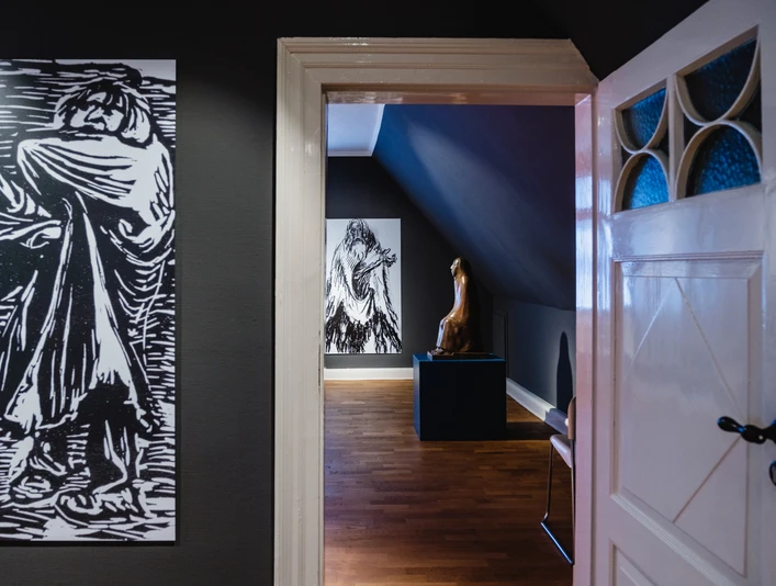 Ernst_Barlach_Museum_innen3 Innenraum des Ernst Barlach Museums mit Kunstwerken an den Wänden