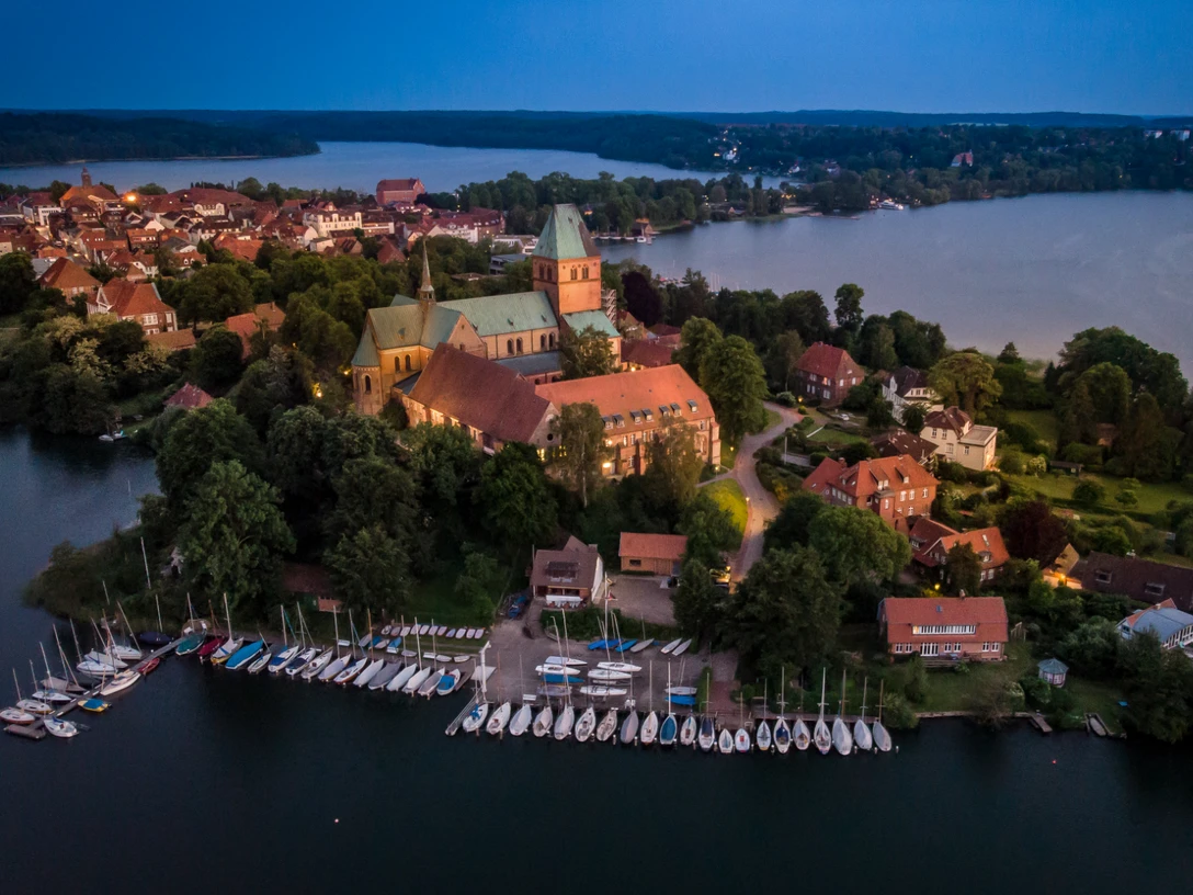 Abendstimmung über der Domhalbinsel, Jens Butz.jpg Luftaufnahme der Domhalbinsel bei Abendlicht mit Wasser und Gebäuden