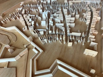 Stadtmodell im Rathaus Detailliertes Holzmodell einer Stadt auf einer Ausstellungsfläche im Rathaus von Nienburg/Weser.