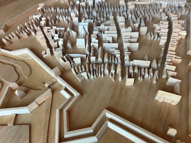 Stadtmodell im Rathaus Detailliertes Holzmodell einer Stadt auf einer Ausstellungsfläche im Rathaus von Nienburg/Weser.