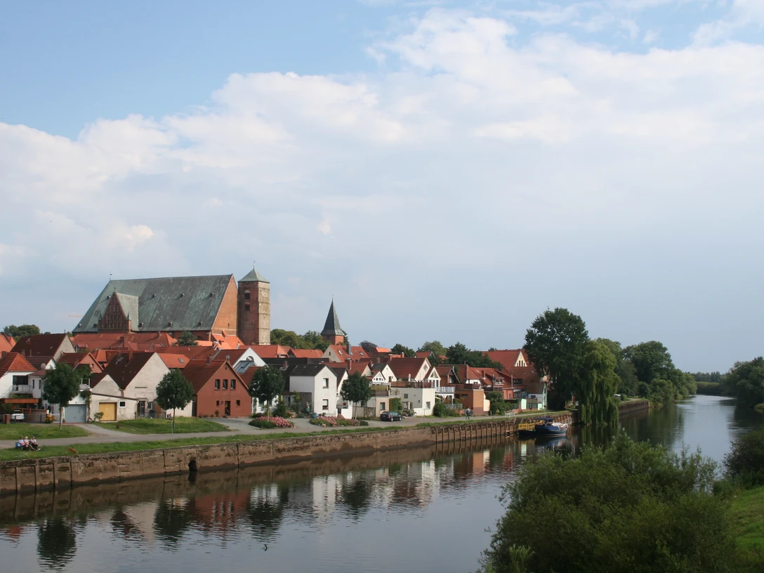 Verden mit historischer Architektur entlang der Aller, eingerahmt von üppigem Grün und sanftem Fluss.
