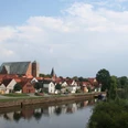 Verden mit historischer Architektur entlang der Aller, eingerahmt von üppigem Grün und sanftem Fluss.