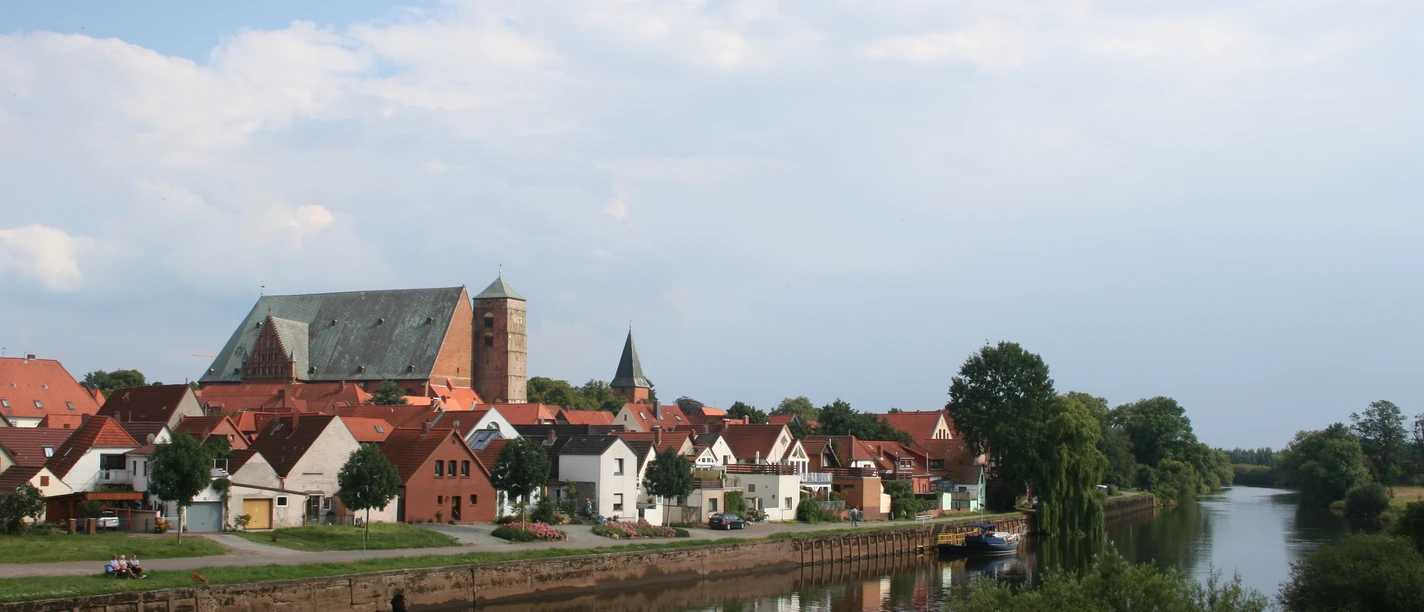 Verden mit historischer Architektur entlang der Aller, eingerahmt von üppigem Grün und sanftem Fluss.